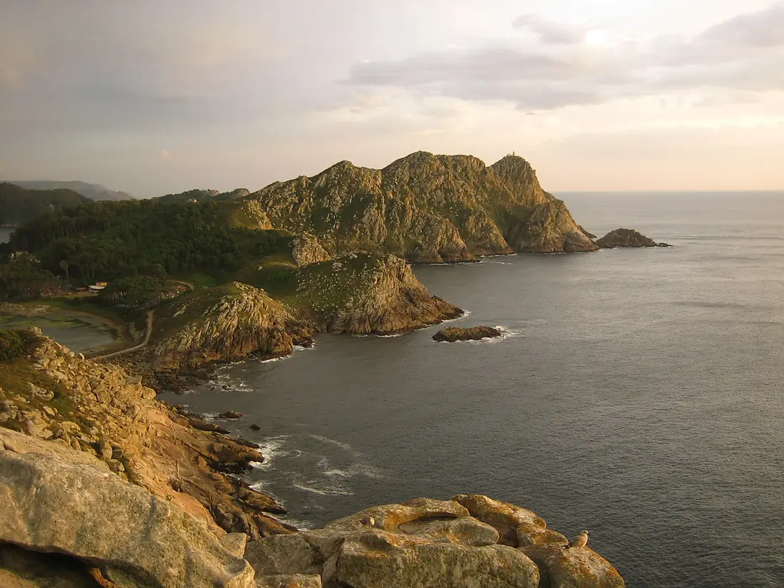 Solpor dende a montaña norte das Illas Cíes, Vigo, Galiza