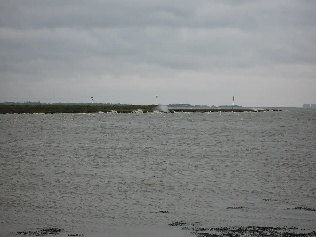 A very windy day near Osea 1 - panoramio