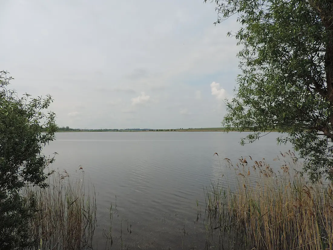 Чаруків, озеро