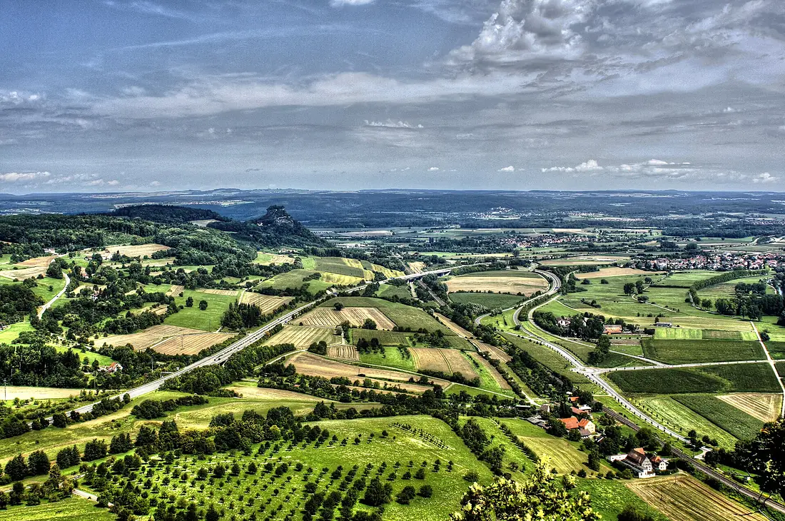 Das Hegau bei Singen; In der Mitte der Vulkankegel Hohenkrähen (Krähen,Krayen) (8273939171)