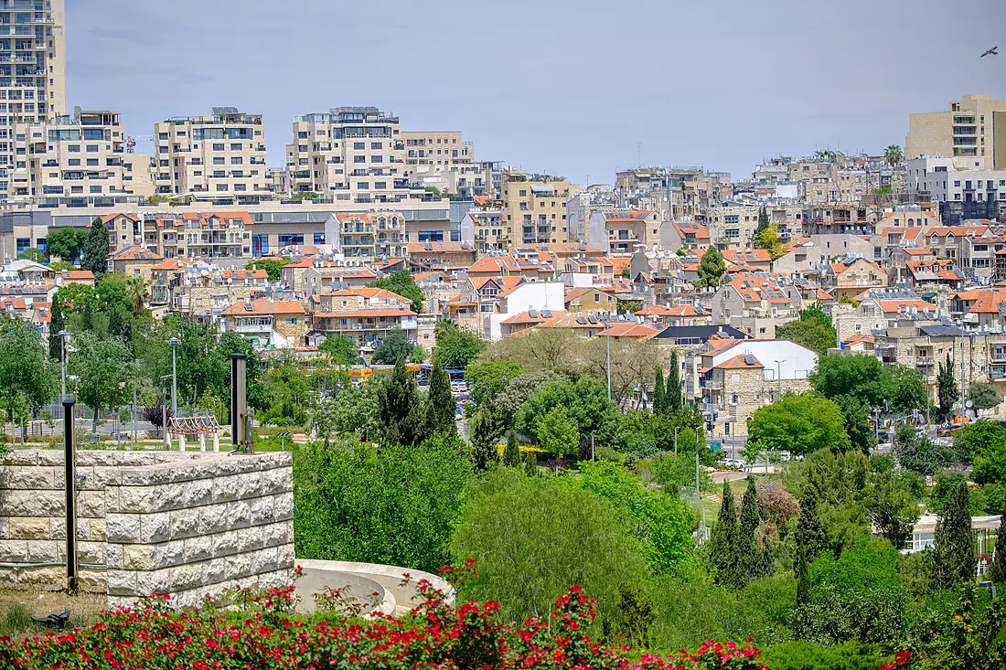 Nahlaot viewed from the Wohl Rose Park, Jerusalem, April 2025 01