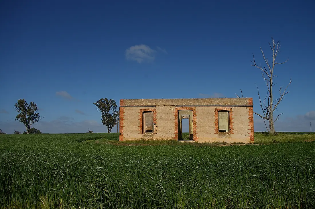 Ruin overlooking Lake Albacutya, in the north west of Victoria, Australia. - panoramio