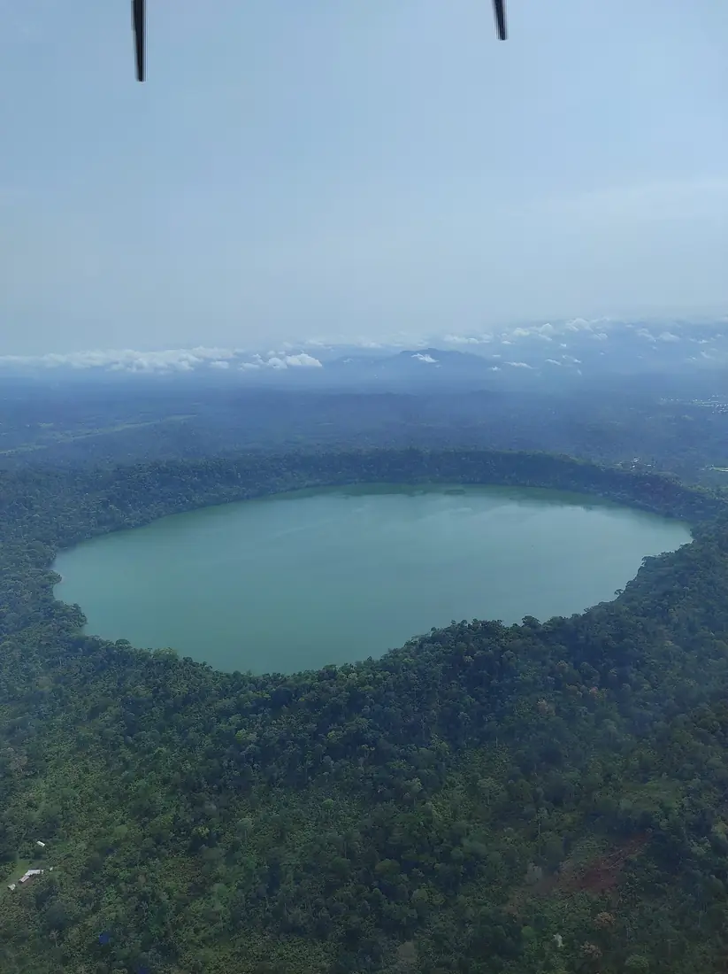 Lac Barombi Mbo en vue aérienne - Barombi crater lake - Sud-Ouest - Cameroun
