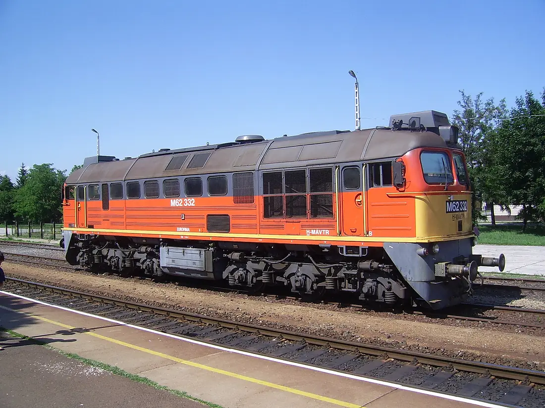 M62 332 mozdony Ócsa