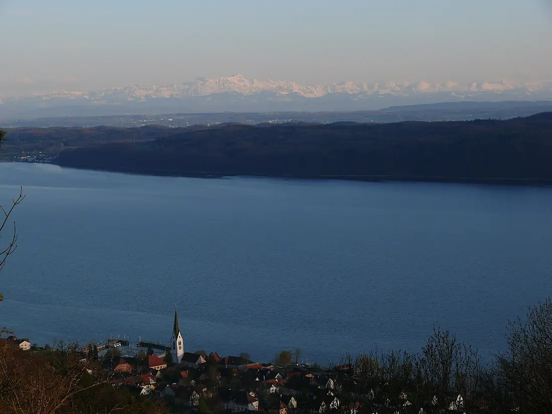 Blick über Sipplingen mit Bodensee und Alpenkette